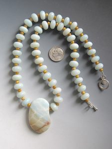 gemstone-kidney-necklace