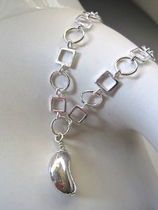 geometic-charm-bracelet-with-kidney