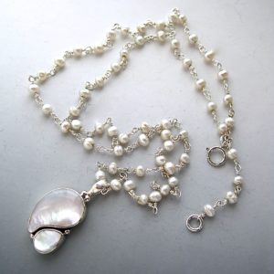 mother-of-pearl-kidney-necklace