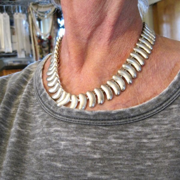 vintage-anne-klein-silvertone kidney necklace