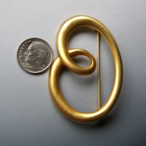 matte-gold-pretzel-kidney-pin