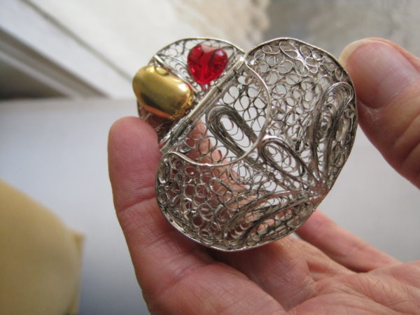 kidney-shaped-filigree-locket-pendant-with-golden-kidney-charm