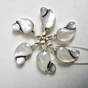 Cariation-mother-of-pearl-kidney-pendant
