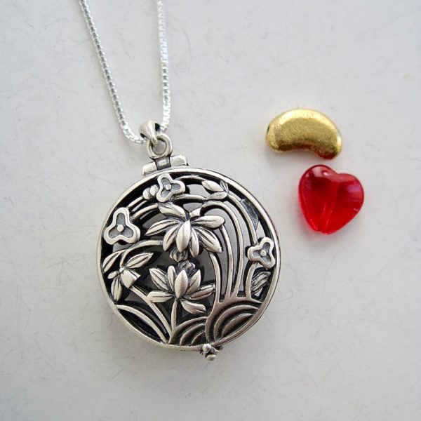 silver-floral-locket-reveals-kidney-charm
