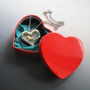 stainless-glass-heart-kidney-pendant