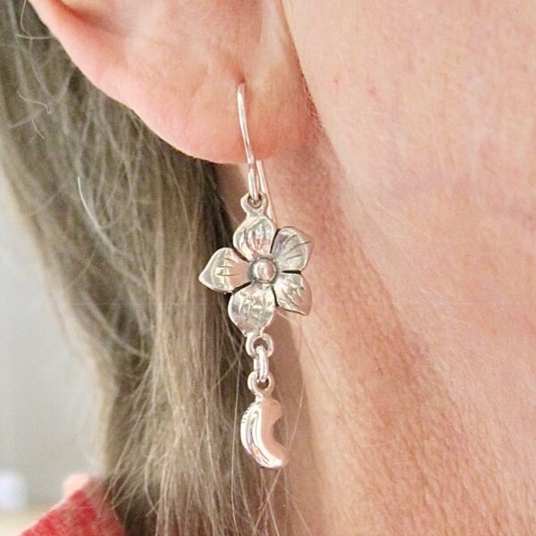 sterling-flower-earrings-with-tiny-kidney